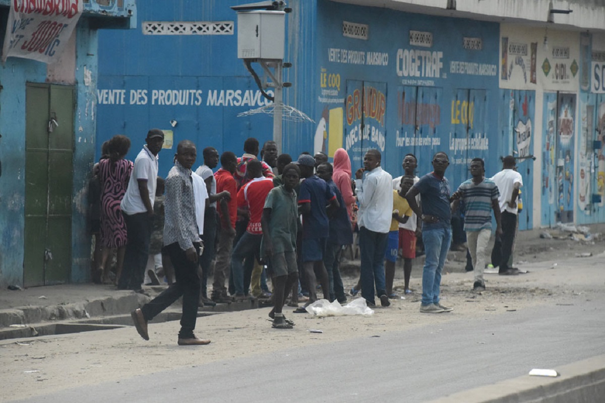 RDC : un commandant de police suspendu pour s’être agenouillé pour calmer des manifestants en colère (vidéo)