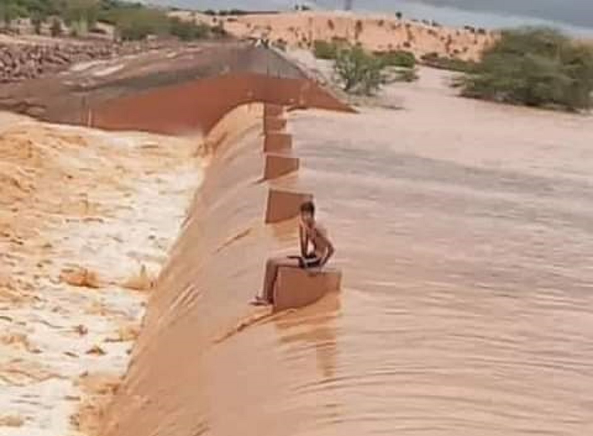 Mauritanie : l’armée se mobilise pour sauver un jeune homme bloqué sur un barrage d’eau (photos)