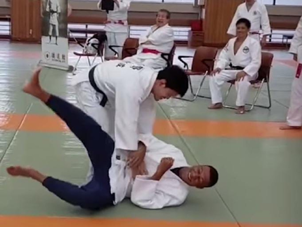 PSG : les joueurs s’entraînent au judo ; Mbappé terrassé par… (vidéo)