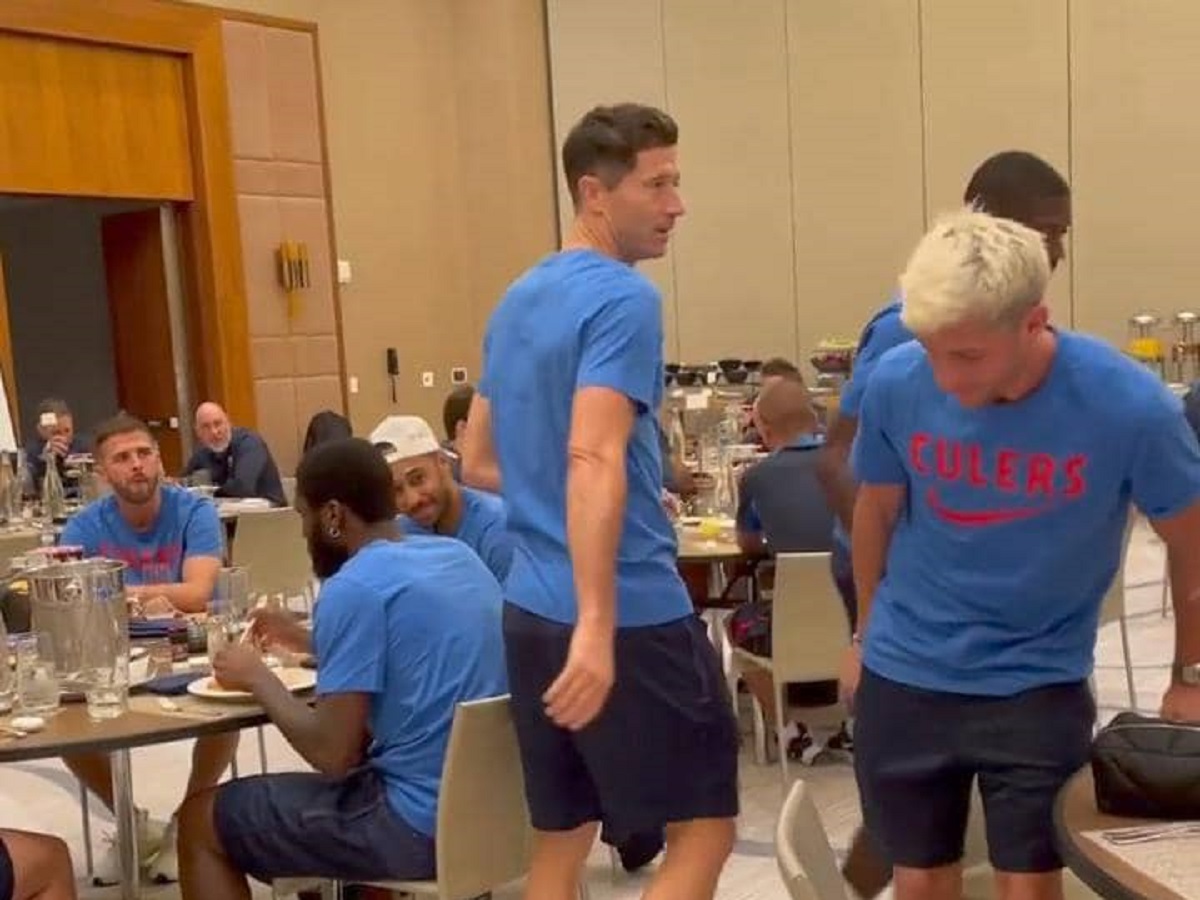 Robert Lewandowski accueilli très froidement par ses nouveaux coéquipiers du Barça ; les fans scandalisés (vidéo)