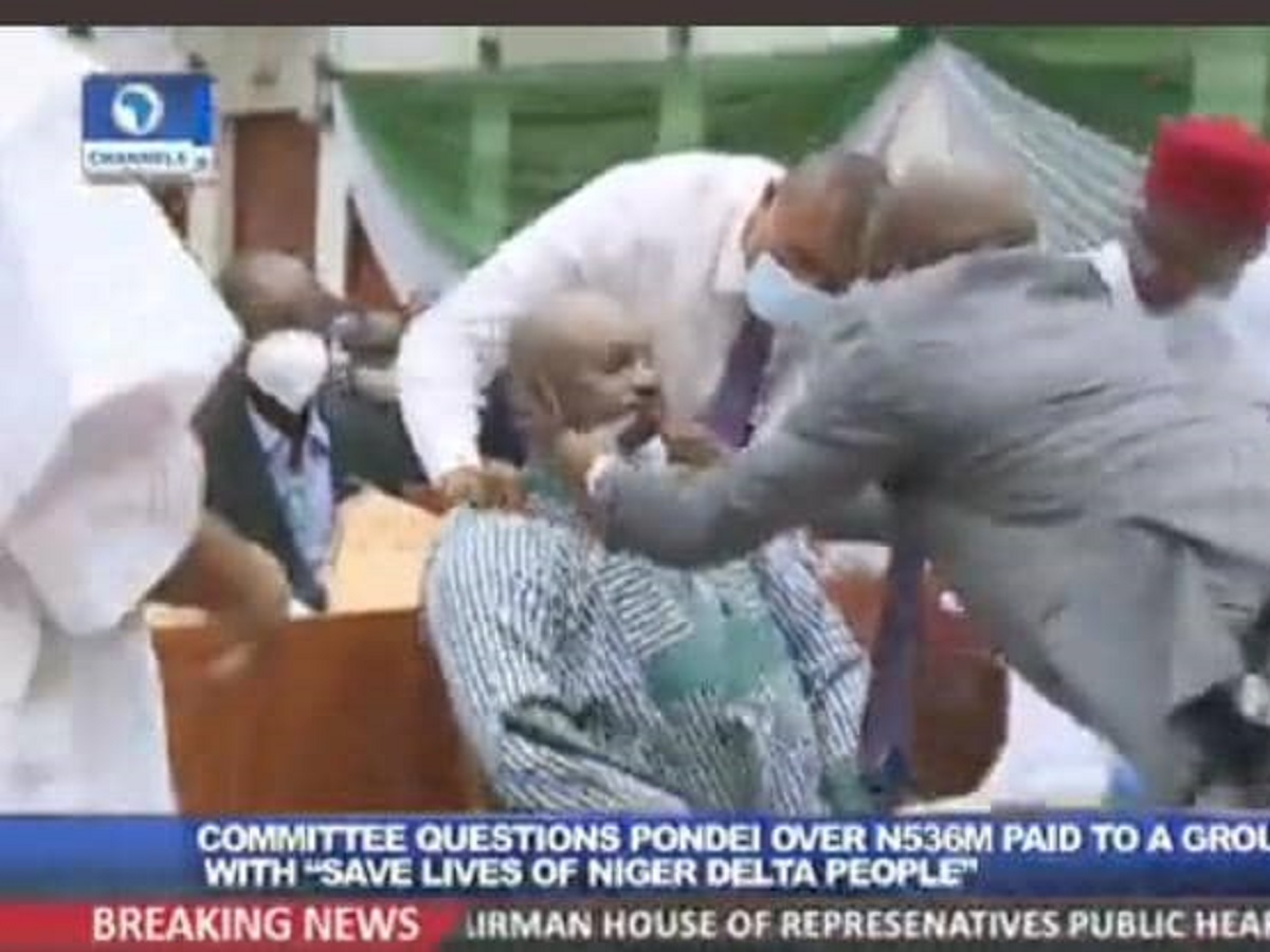 Nigeria : un haut responsable pique une crise lorsqu’on lui demande où se trouve les fonds détournés (vidéo)