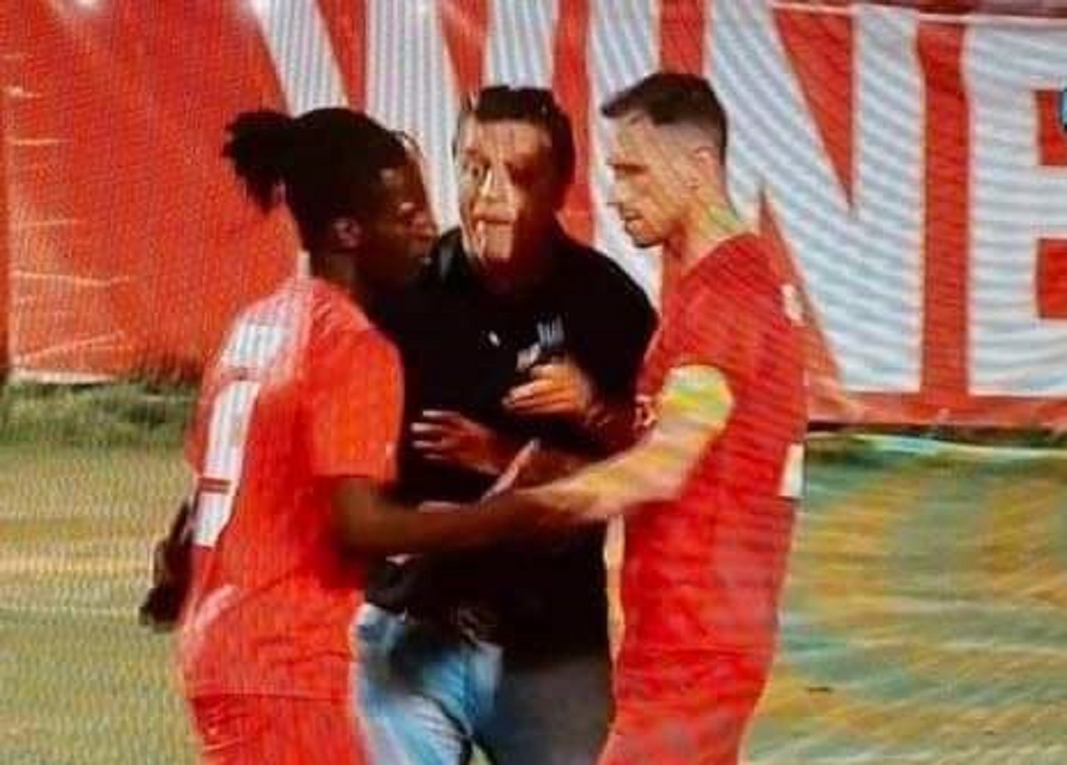  Football : le propriétaire du club descend sur le terrain pour changer le tireur d’un penalty qui éviterait la relégation ; la suite est…