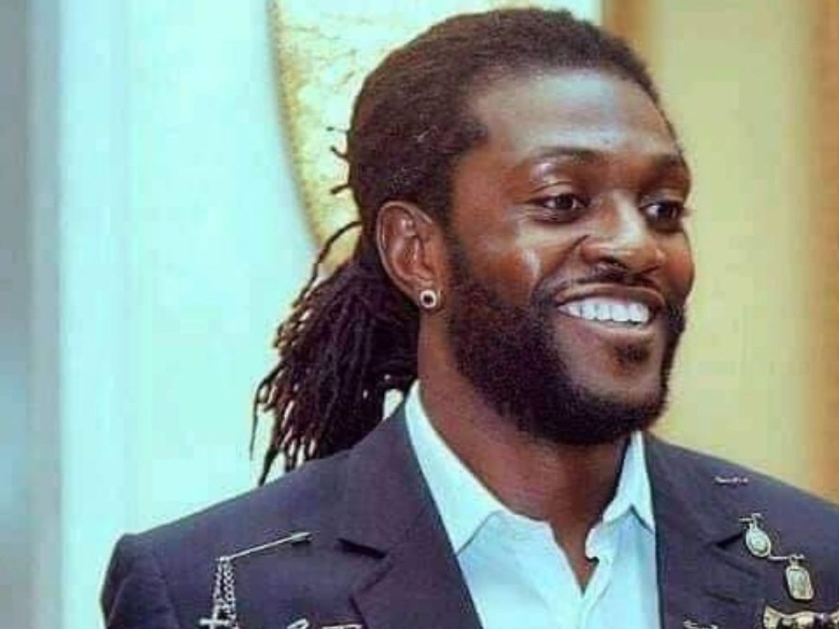 Elisabeth II : ce jour où la reine invite Adebayor et… pour prendre un thé et s’excuser ; la star togolaise arrive au palais avec un… dans la bouche (vidéo)