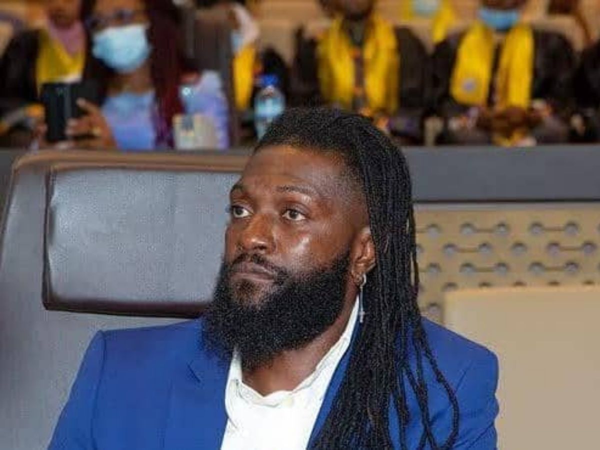 Davido snobé par Adebayor aux CAF Awards 2022 : la vidéo fait jaser