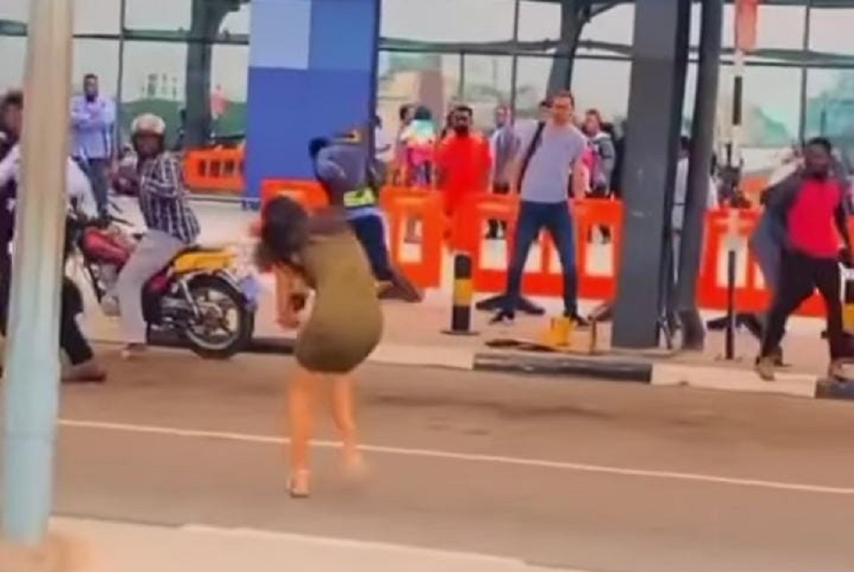 Arrestation d’une femme blanche ayant attaqué un fonctionnaire de l’aéroport du Ghana (vidéo)