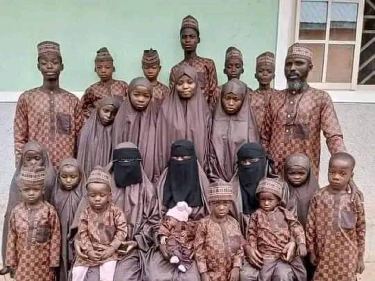 Baba Lawal : voici le polygame aux 3 femmes et 19 enfants qui fait le buzz sur la toile (photos)