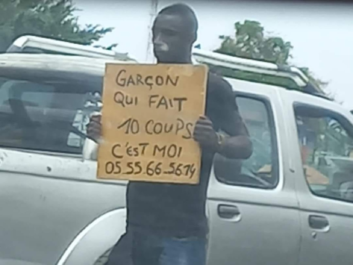 Côte d’Ivoire :  »Il est victime de chantage et on veut l’humilier », la toile choquée par cette photo d’un jeune homme offrant des services s3xuels (photos)