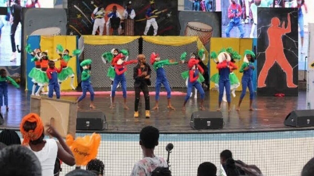 Côte d’Ivoire/Scandale à la RTI : deux danseurs de l’artiste Bamba Ami Sarah s’embrassent en pleine prestation (photo)