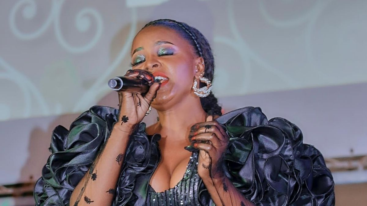 Daphné : « Le corps de la femme est devenu un drapeau, on expose… » ; la tenue très osée de la chanteuse fait jaser (photo)