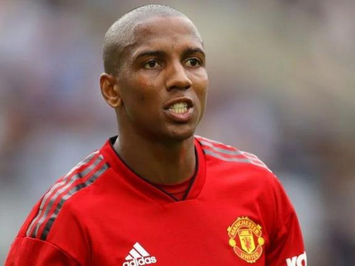 Foot : Ashley Young reçoit un excrément dans la bouche…, ce moment embarrassant (vidéo)