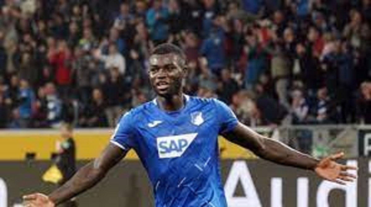 Ihlas Bebou : l’international togolais affiche son nouveau joyau ; les fans sous le charme (photos)