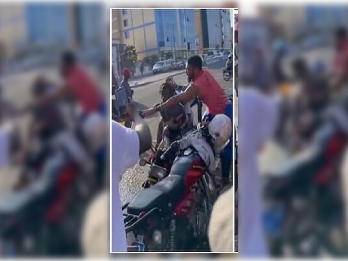 « Il ne s’est pas lavé depuis 6 mois » : un conducteur de moto lavé en public par ses collègues (vidéo)