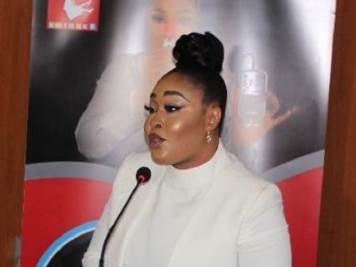 Kwinner : une Ivoirienne fabrique un appareil contre les stupéfiants et l’alcool chargeable avec le nez (photo)