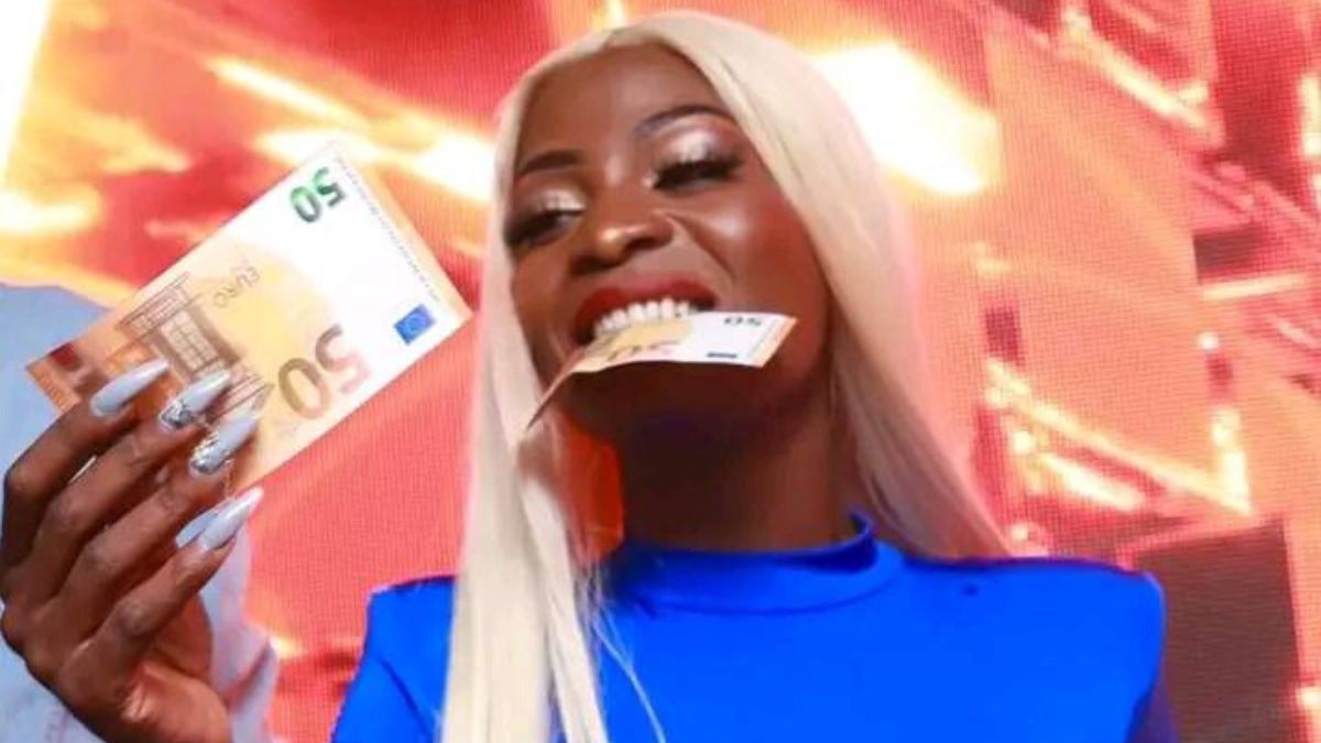 Leslie 5 étoiles : la star ivoirienne achète une bouteille de champagne de plus de 130 mille F CFA pour laver ses chaussures (photo)