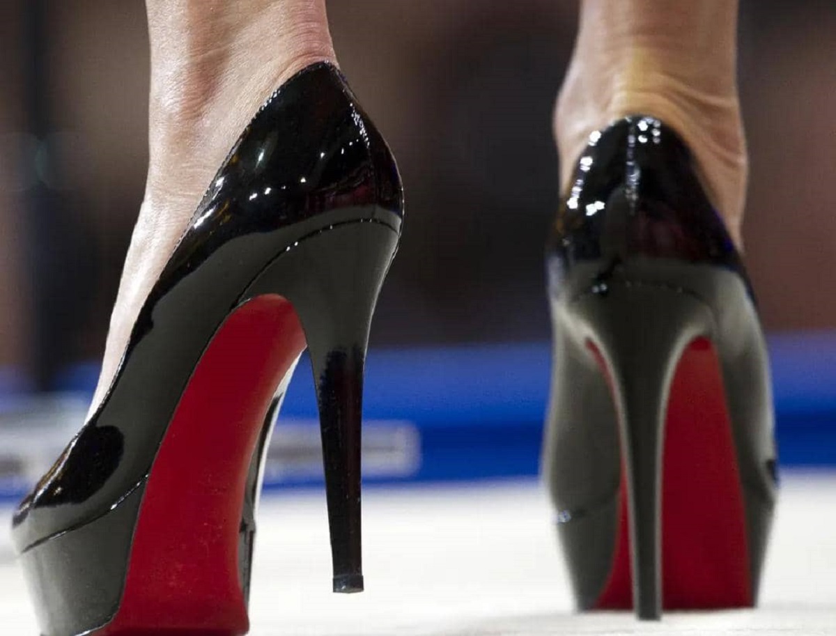 Pourquoi les chaussures Louboutin ont-elles des semelles rouges ? voici la véritable signification de cette couleur
