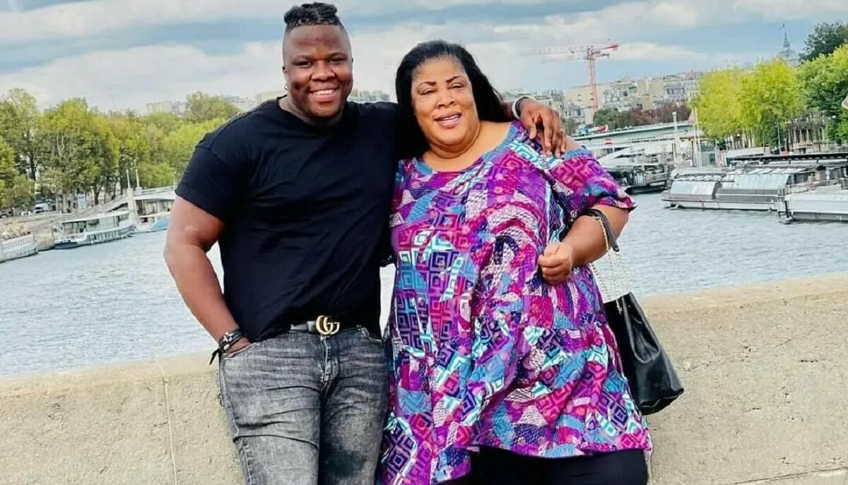  »Même Josey qui passe son temps à briser le foyer des gens est mieux éduquée qu’Apoutchou »; l’influenceur et sa mère se font tacler sur la toile