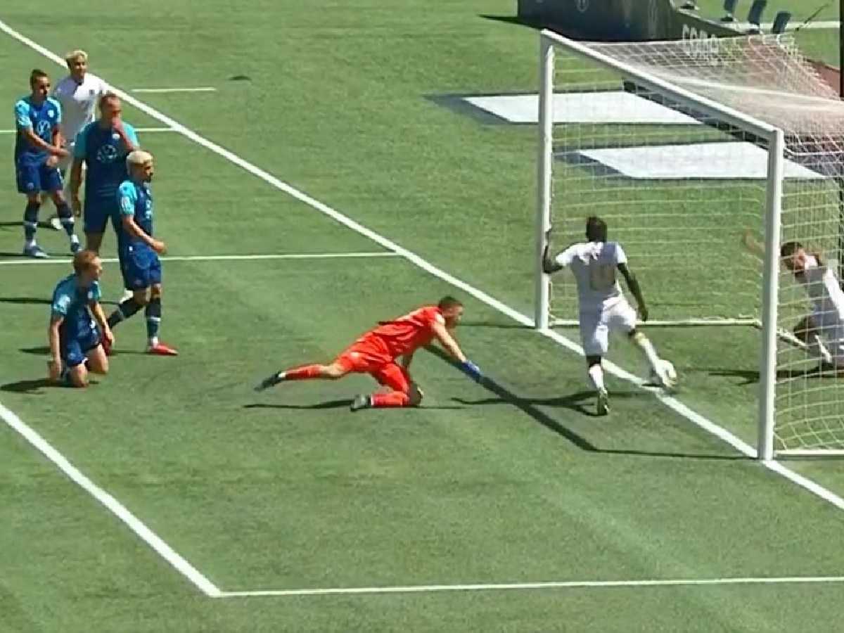 Raté de l’année : un joueur dégage le ballon sur la ligne de but et empêche son équipe de marquer (vidéo)