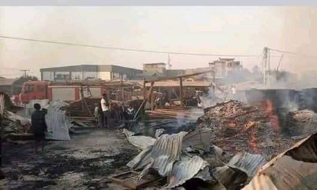 RDC : un énorme incendie fait partir en fumée plusieurs maisons de commerce et une église (photos)