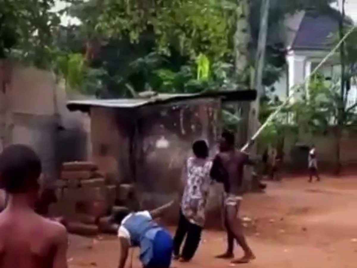 Sauvagerie : Il bat impitoyablement une dame, voici la surprise qui lui a été réservée plus tard (vidéos choquantes)