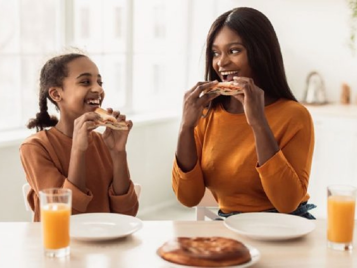 Selon une étude, on gagnerait plus à manger la bouche ouverte que fermée !