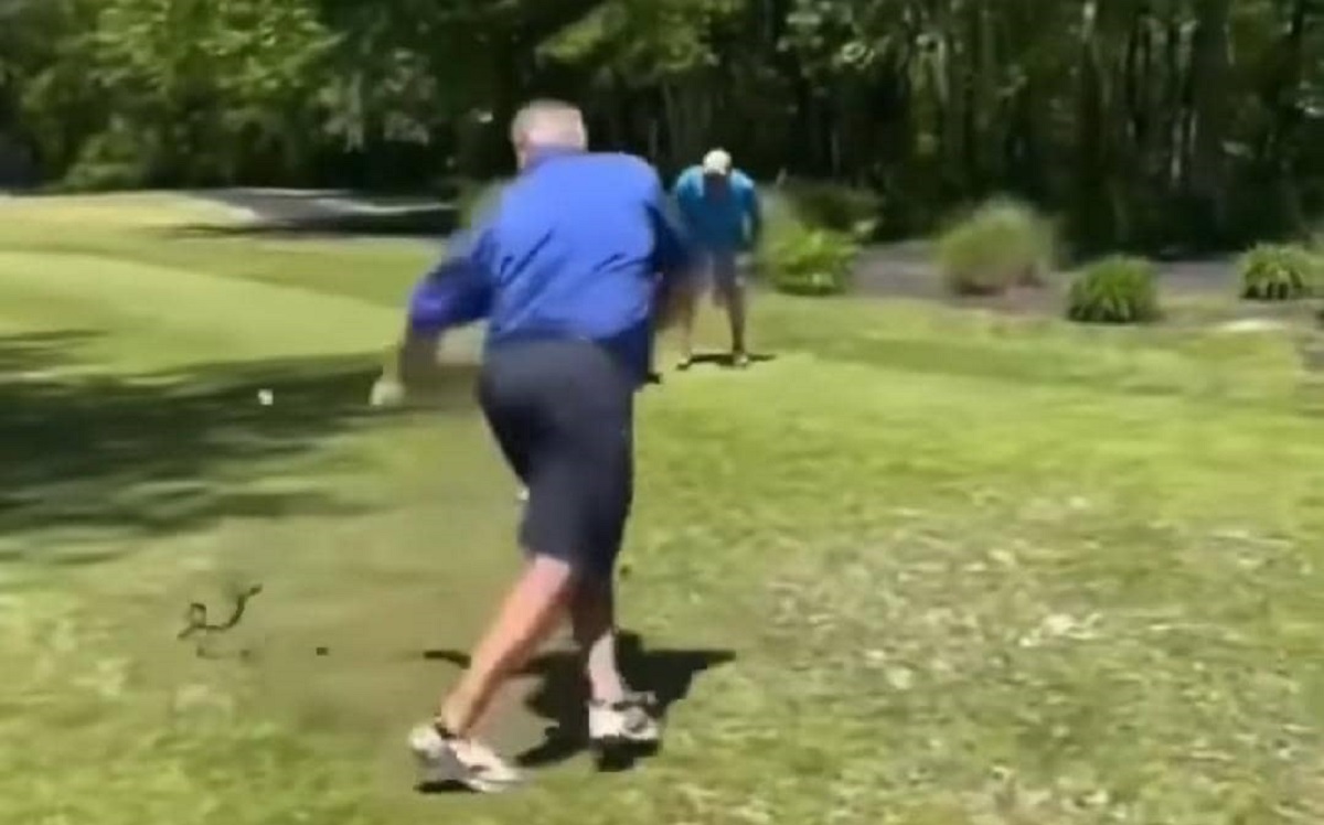 Prank : ce vieil homme perd la tête sur un terrain de golf après avoir été surpris par un serpent… la vidéo fait marrer la toile !