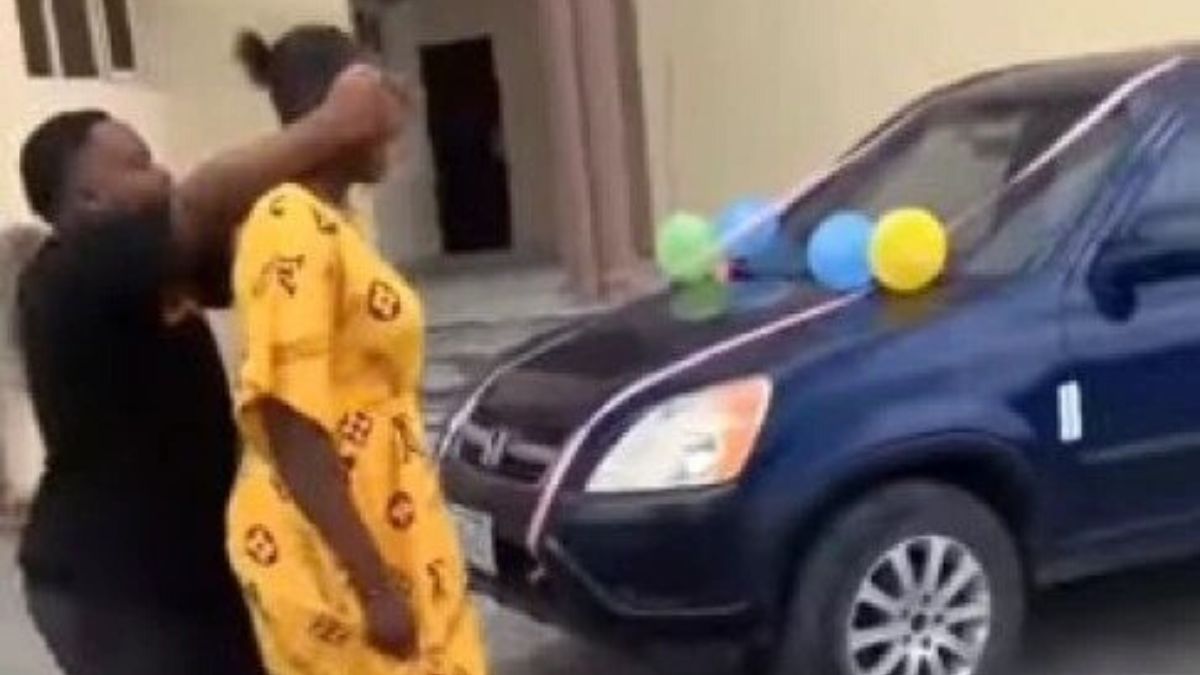 « Tu appelles cela une voiture ? » ; une femme s’en prend violemment à son copain pour le type de voiture qu’il lui a offert (vidéo)