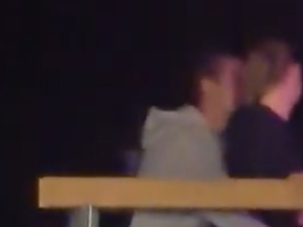 Un couple surpris en pleins ébats se3uels sur une terrasse lors d’un festival (vidéo choc)