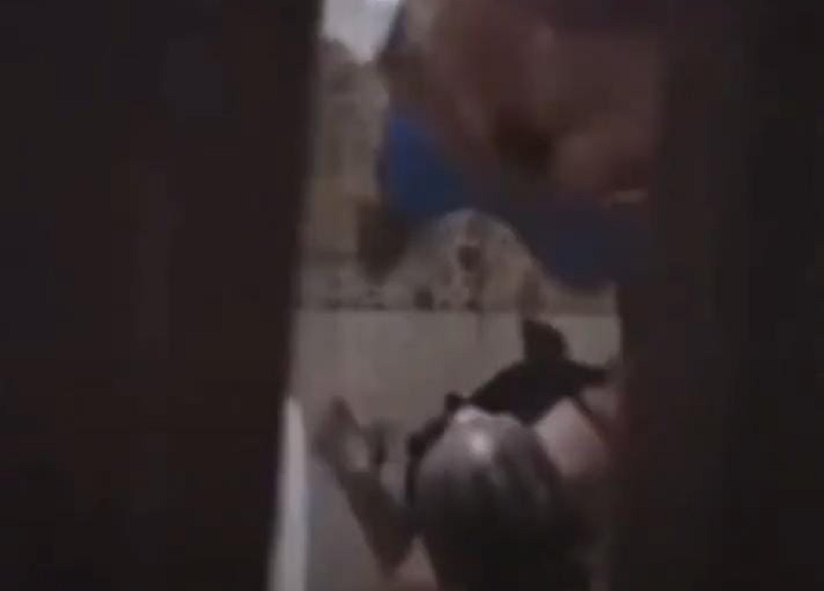 Un homme filmé en train de supplier la sœur de sa femme de c0ucher avec lui avant de la forcer (vidéo)
