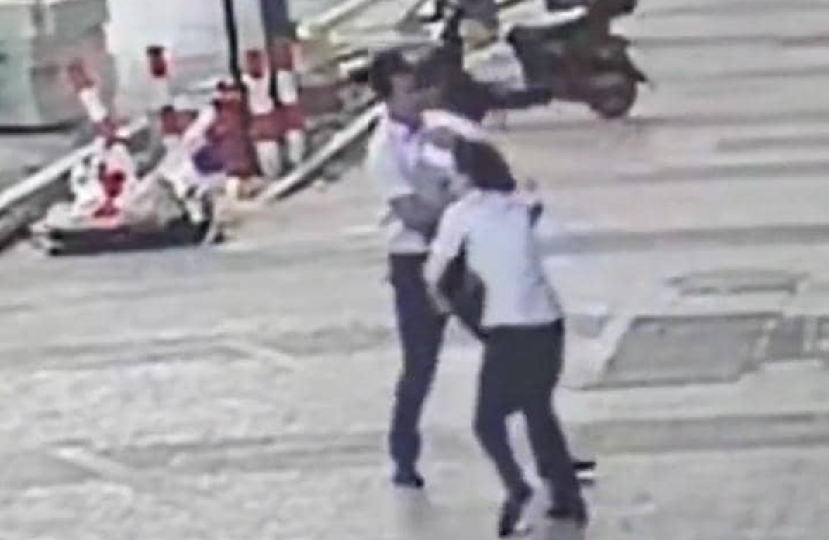 Un homme rattrape une fillette de 3 ans tombant de la fenêtre du 6e étage d’un immeuble (vidéo)