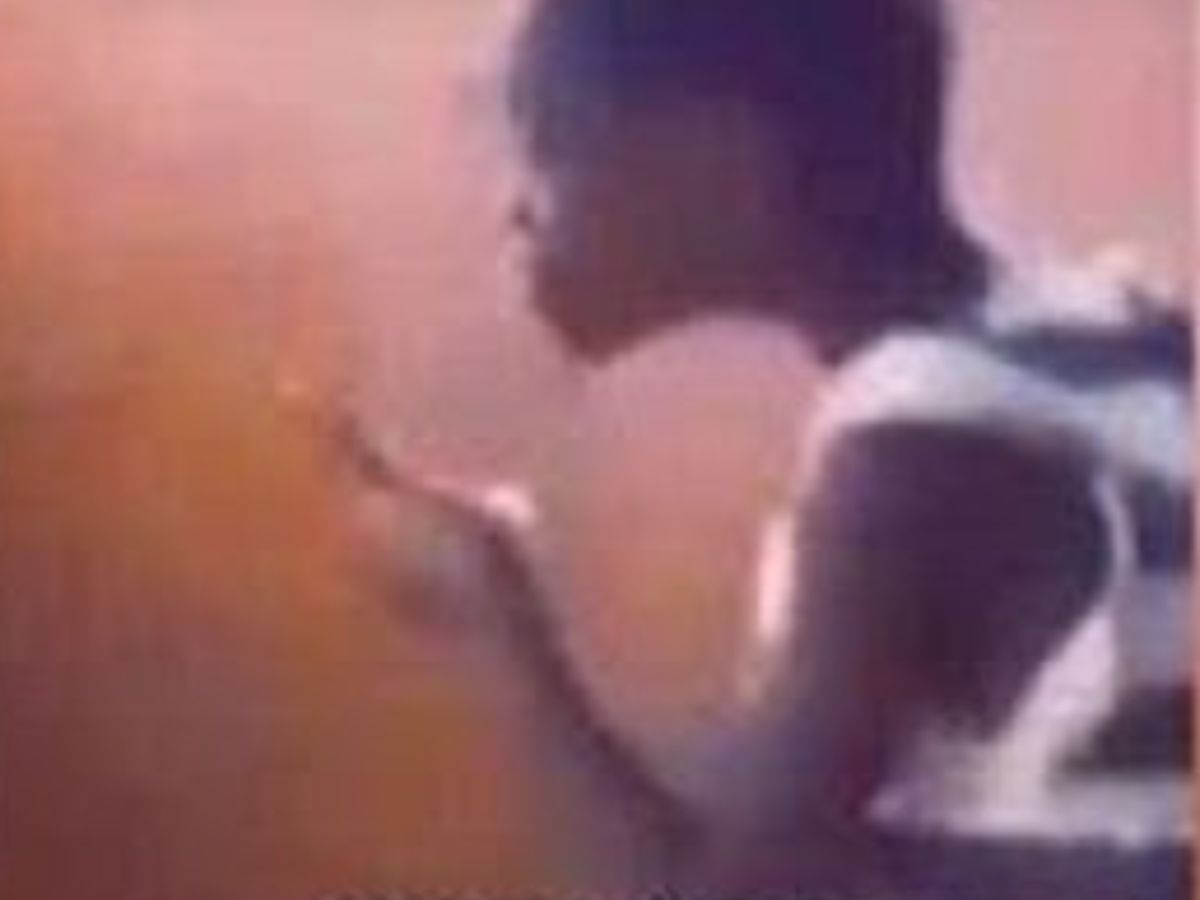 Une gamine en train de fumer de la marijuana comme un expert (Vidéo choc)