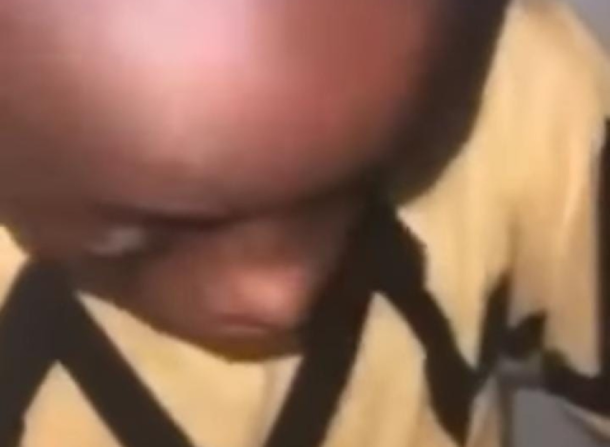 Une vidéo choquante dévoile un garçon de 15 ans offrant son ami pour des rituels afin de…