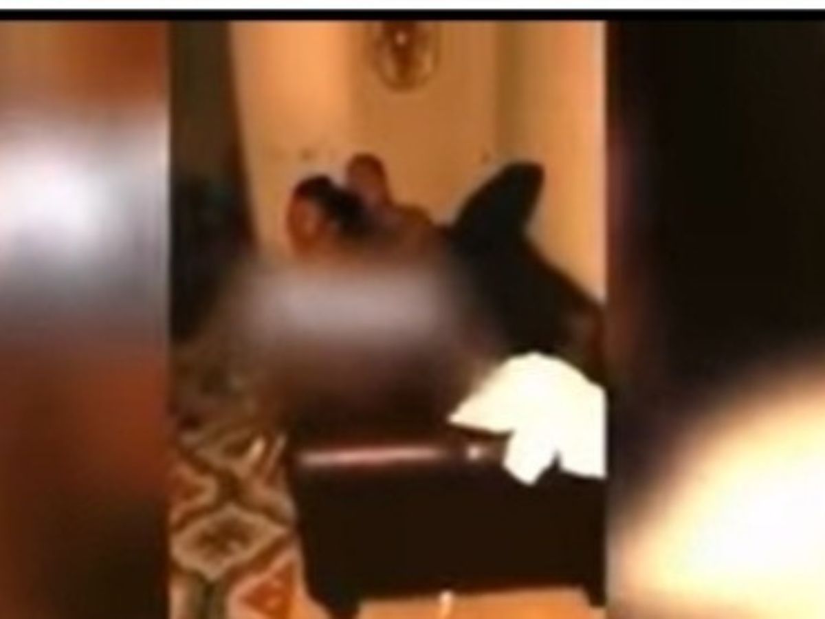 VIDEO : « Je suis désolé de vous avoir dérangé… », il surprend sa femme en train de le tromper avec son meilleur ami, sa surprenante réaction