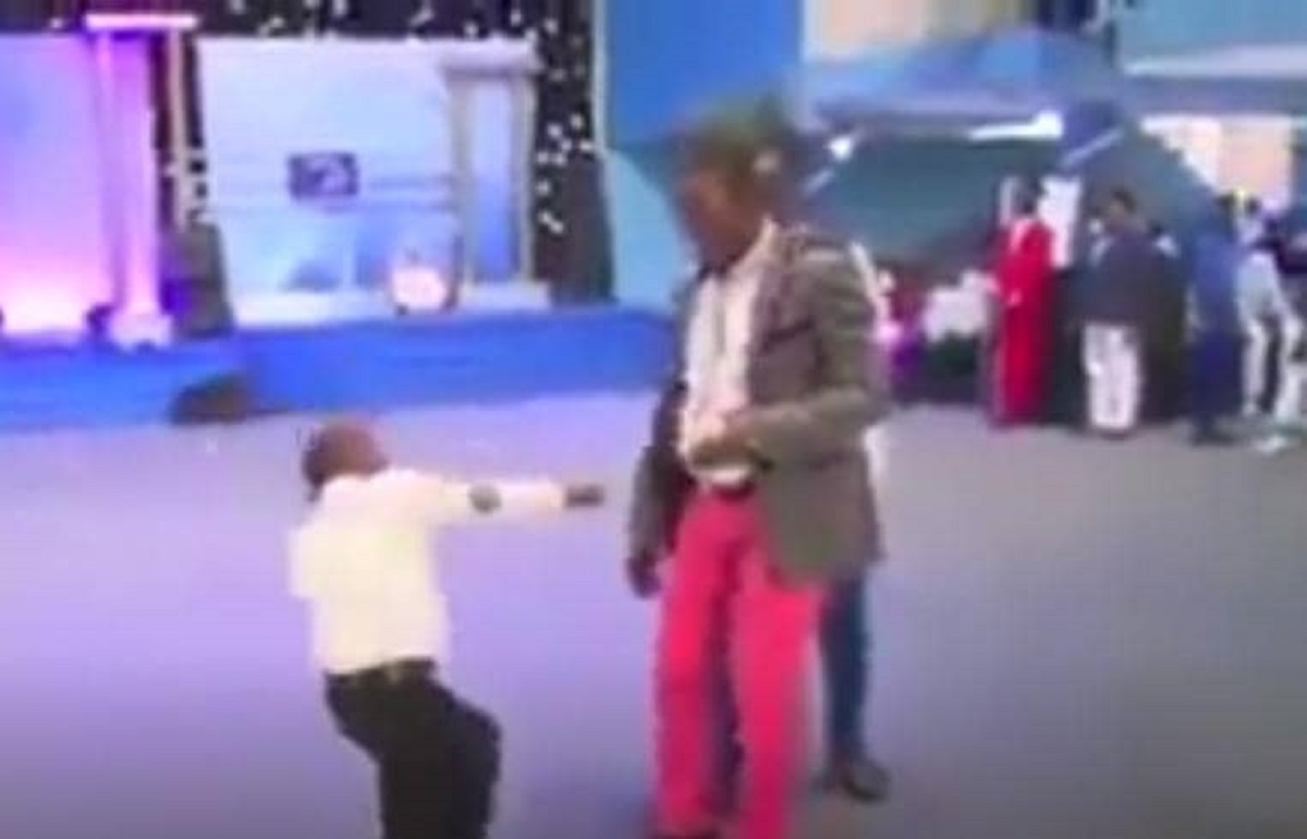 Un enfant pasteur chasse des démons du corps d’un fidèle dans une église à l’aide de… La vidéo fait jaser la toile