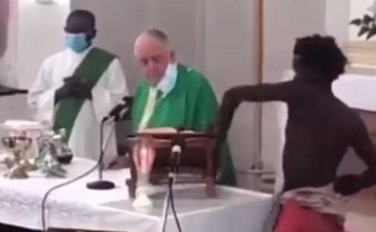 Un fou pénètre dans une église et violente le prêtre en pleine messe (vidéo)