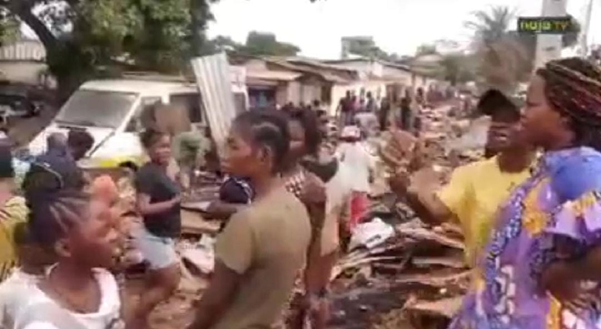 Visite d’Emmanuel Macron au Cameroun : des maisons cassées, des étalages balayés… la population très remontée (vidéo)