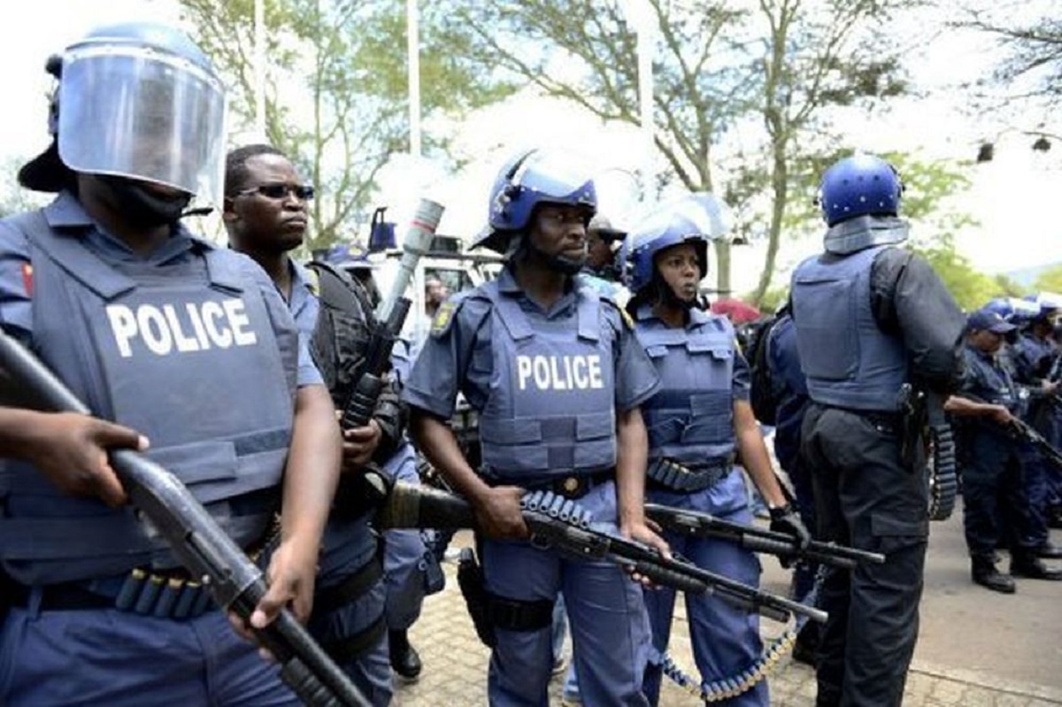 Ouganda : la police prend d’assaut un mariage g@y et arrête les 44 participants (photos)