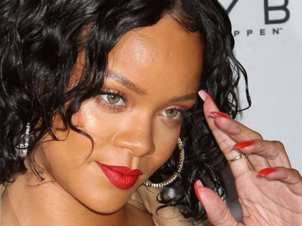 « C’est une blague ? » Des produits de maquillage de Rihanna remplis de sauce ketchup suscitent la colère (Photo)