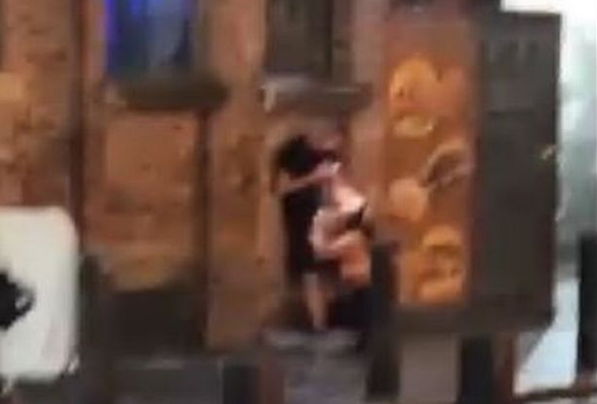 Choquant ! Un couple surpris en train de pratiquer une fell@tion dans une rue de Liverpool (vidéos)