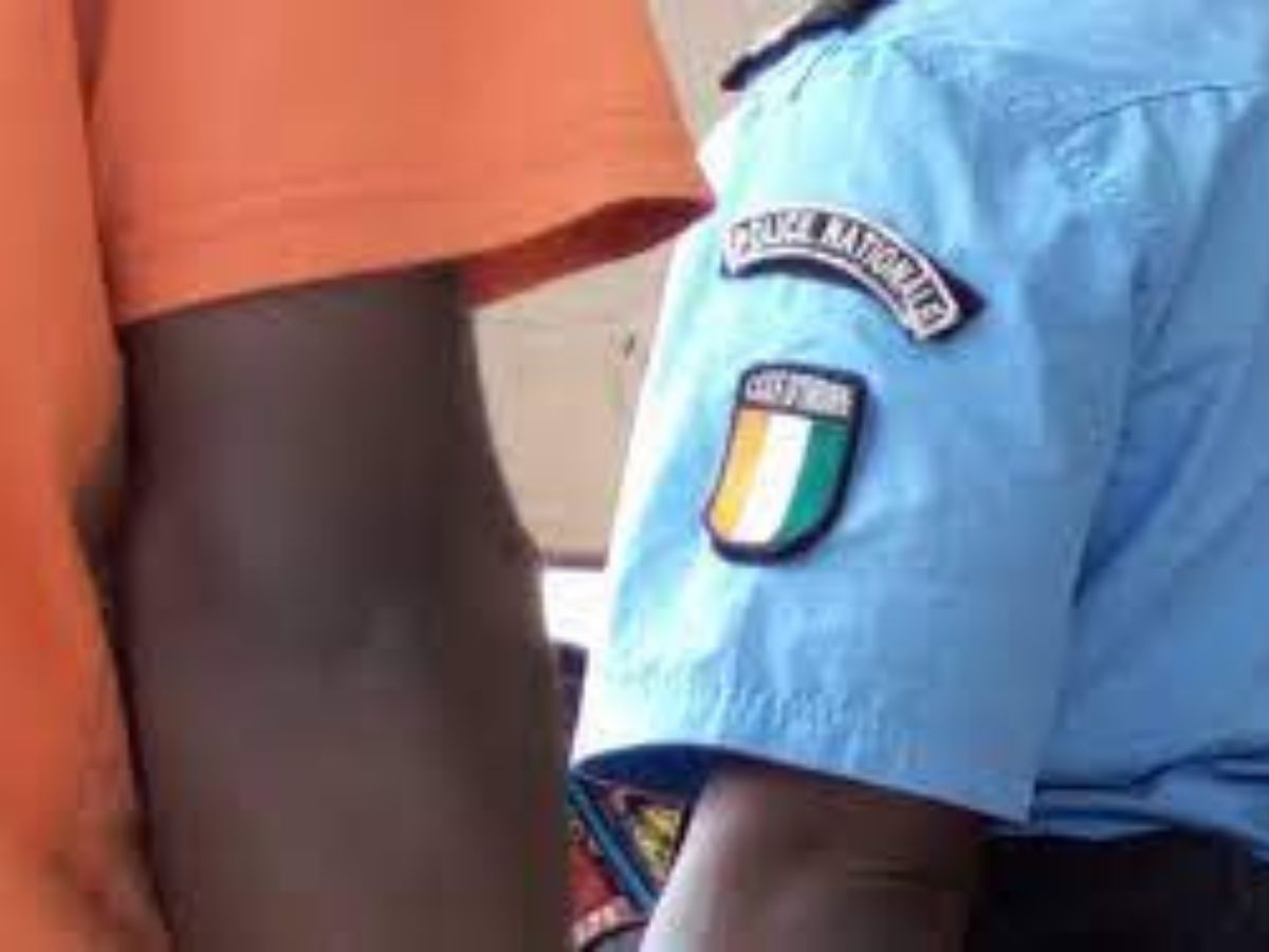 Côte d’Ivoire : un policier rackette 1000 FCFA et se fait arrêter avec le chauffeur, l’argent placé sous scellé