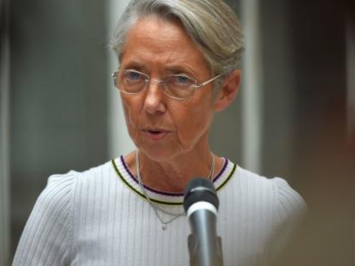 Elisabeth Borne en couple avec une femme ? La première ministre répond
