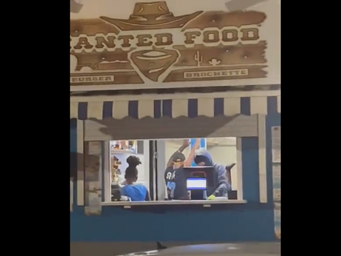 Quel sang-froid ! En plein braquage, cette serveuse invite les malfrats à prendre un cocktail (vidéo)