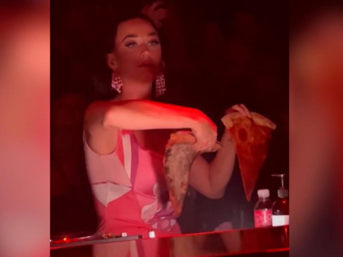 Katy Perry : la star lance des pizzas aux gens dans une boîte de nuit (vidéo)