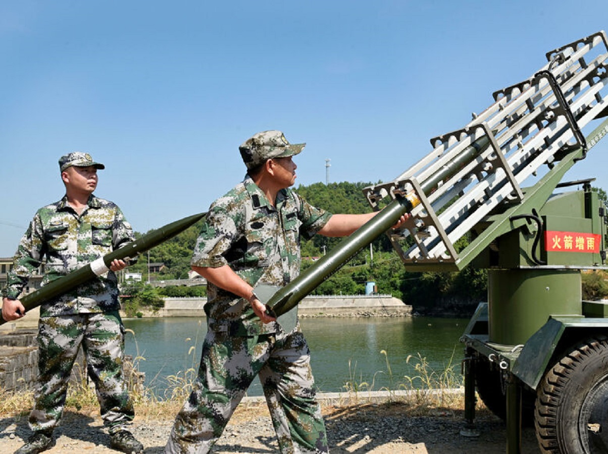 La Chine tente de faire tomber la pluie en tirant dans les nuages