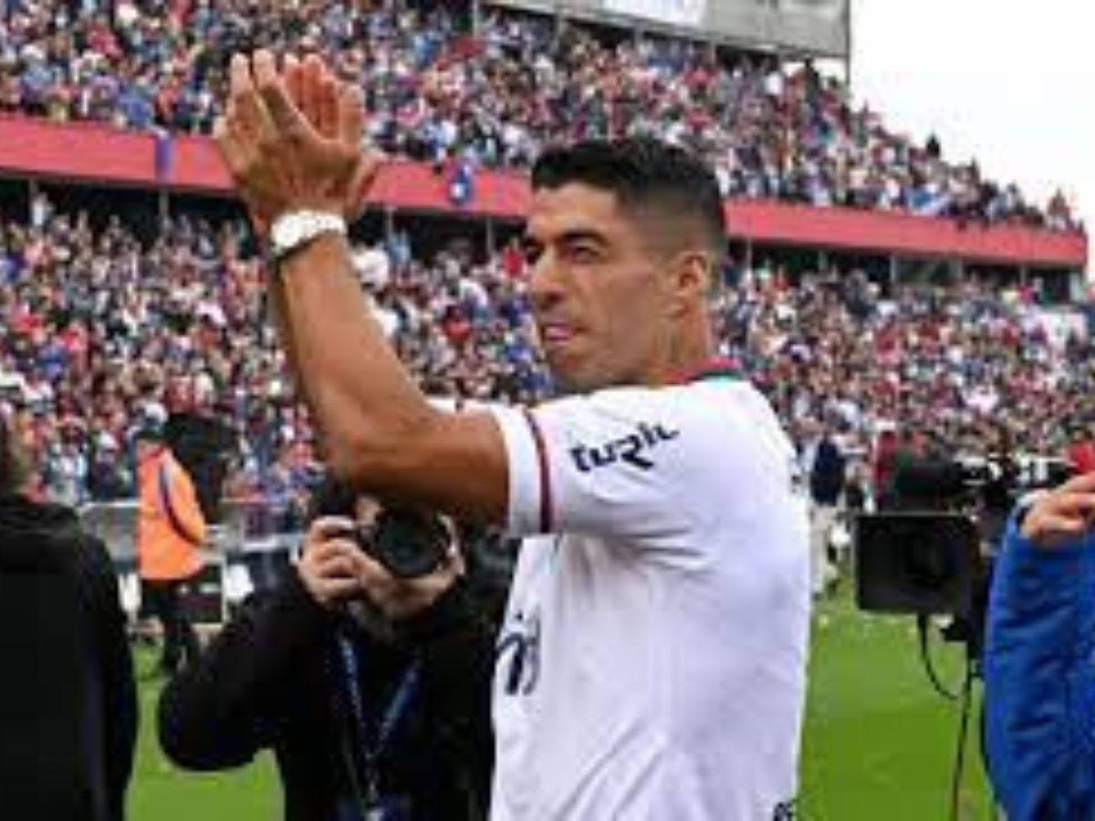 Luis Suarez accueilli comme un roi dans son club formateur ; Messi lui envoie un beau message (vidéo)