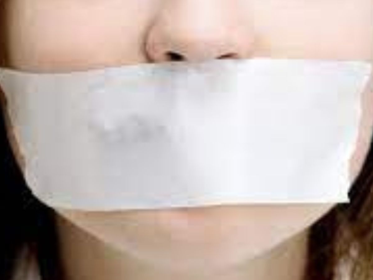 « Mouth taping », se scotcher la bouche pour mieux dormir, la tendance TikTok qui inquiète
