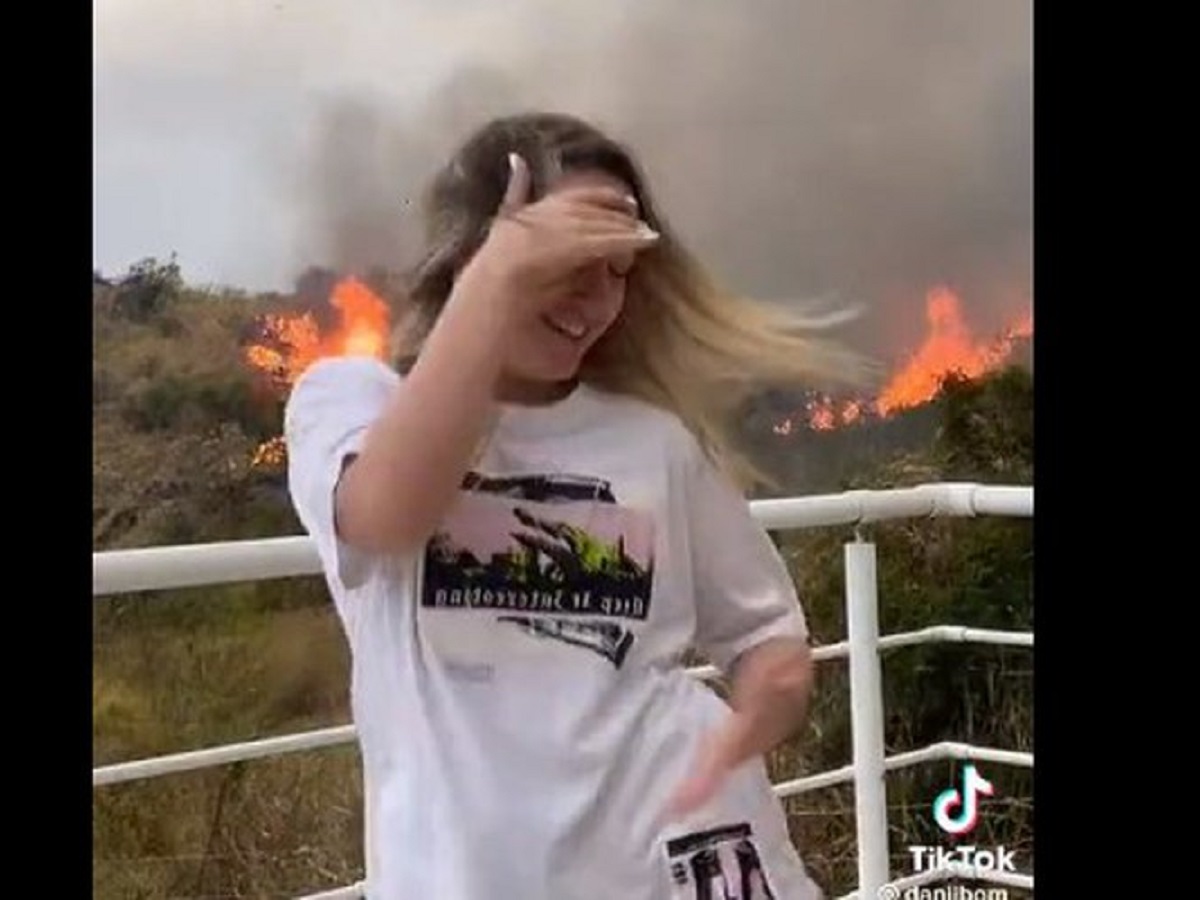 Quelle folie ! Elle se filme en dansant pendant qu’un incendie menace sa maison (vidéo)