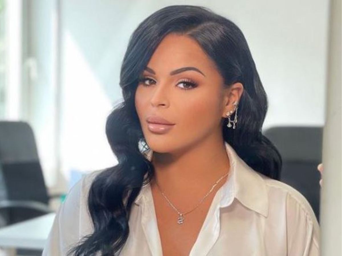 Sarah Fraisou : La star de téléréalité de nouveau mariée (photos et vidéo)