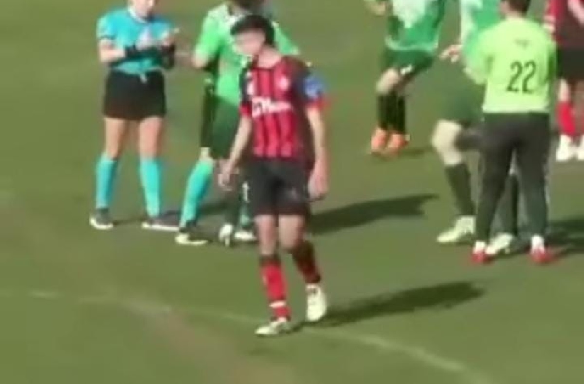 Un footballeur argentin arrêté pour avoir frappé une femme arbitre après qu’elle l’a… (vidéo)