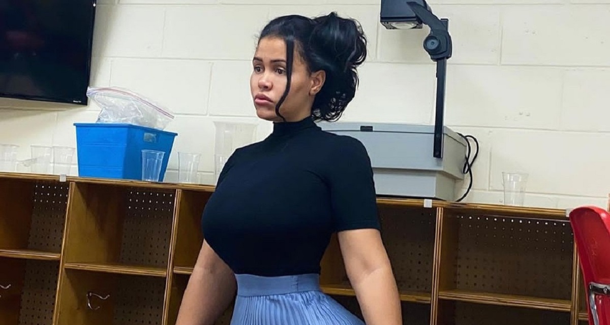 Une enseignante d’art critiquée pour ses courbes voluptueuses, les parents l’accusant d’être une source de distraction (photos)
