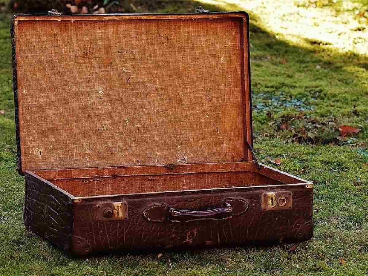 Une famille fait une découverte macabre dans une valise achetée aux enchères ; les faits